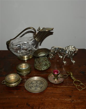 Lotto composto da un piattino in argento, una brocca in vetro e metallo e...
