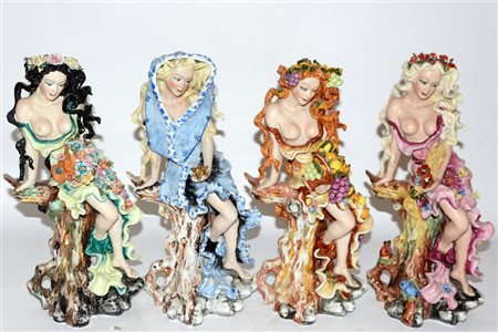 Lotto di quattro sculture in porcellana policroma raffiguranti ragazze nei...