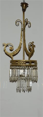 Lampadarietto ad una luce in metallo dorato decorato a motivi vegetali