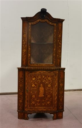 Cantonale a due corpi interamente intarsiato a motivi vegetali, volute e...