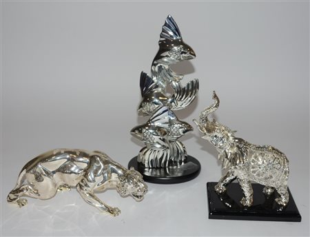 Lotto di tre sculture in metallo argentato raffiguranti animali (h max 35)...