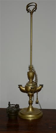 Lotto composto da un antico portapesi in bronzo e una lampada fiorentina in...