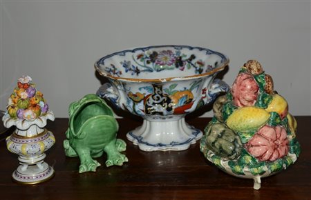 Lotto composto da un centrotavola biansato, due composizioni con fiori e...