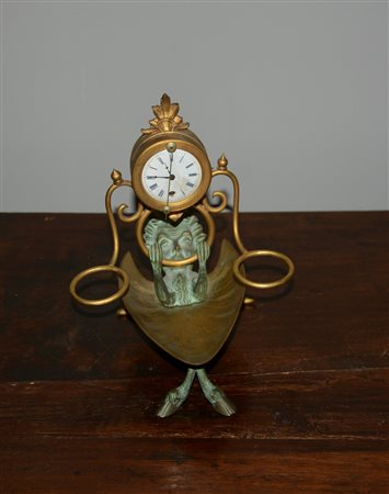 Orologio da scrivania a forma di foglia in metallo decorato con figura di...