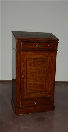 Scrivimpiedi in mogano a due cassetti e antina sul fronte (cm...