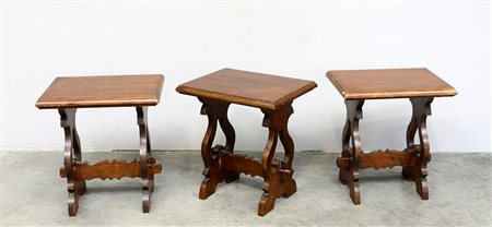 Lotto di tre tavolini in legno con montanti a lira (cm 42x47x33) (difetti)