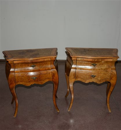 Coppia di comodini mossi lastronati in radica di noce a due cassetti sul...