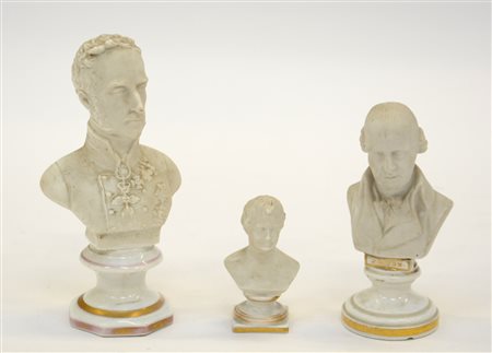 Tre piccoli busti in biscuit su basi in porcellana. Sec. XIX. Lievi difetti.