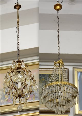 Lotto di due lampadari a una luce con pendagli in cristallo (difetti e mancanze)