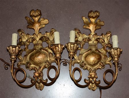 Coppia di appliques a due luci in legno intagliato e dorato
