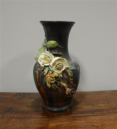 Vaso in terracotta decorato in rilievo a fiori policromi (difetti)