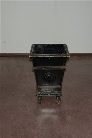 Cestino gettacarte in legno con piedini a zampa leonina