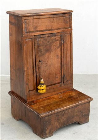 Antico inginocchiatoio in noce con sportello centrale, predella fissa e vano...