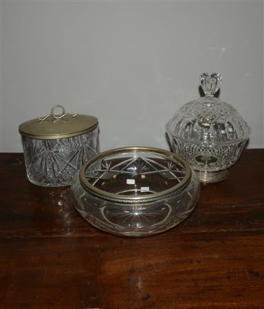 Lotto composto da una ciotola e un portapenne con ghiere in argento ed un...