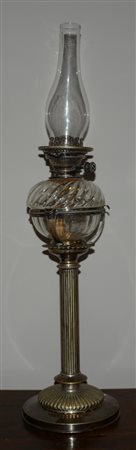 Lampada a petrolio in sheffield con fusto a colonna scanalata e boccia in vetro