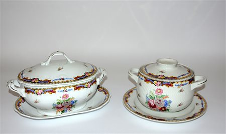 Manifattura francese, lotto di due zuppiere, tonda e ovale, con i relativi...