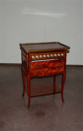 Comodino da centro a due cassetti sul fronte con fascia decorata da...