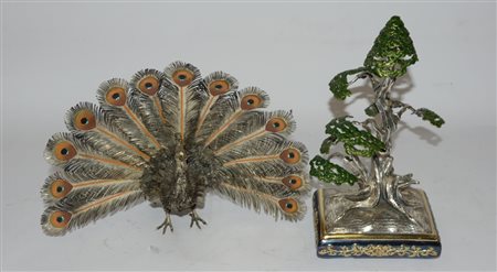 Lotto composto da due sculture in metallo argentato raffiguranti una bonsai e...