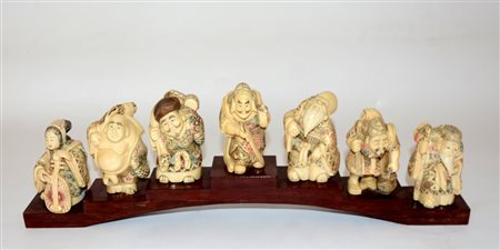 Lotto di sette sculture in avorio raffiguranti personaggi su basamento in...