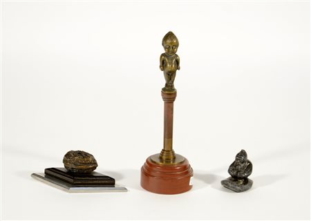 Lotto composto da un fermacarte in bronzo e metallo cromato firmato alla...