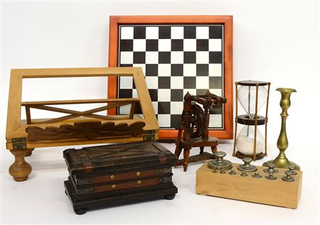 Lotto vario composto da una scacchiera completa, un leggio e un cofanetto in...