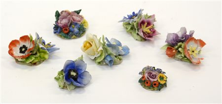 Manifatture diverse, lotto composto da sette piccole composizioni floreali in...