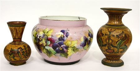 Lotto composto da un cachepot in ceramica e due vasi in terracotta di...