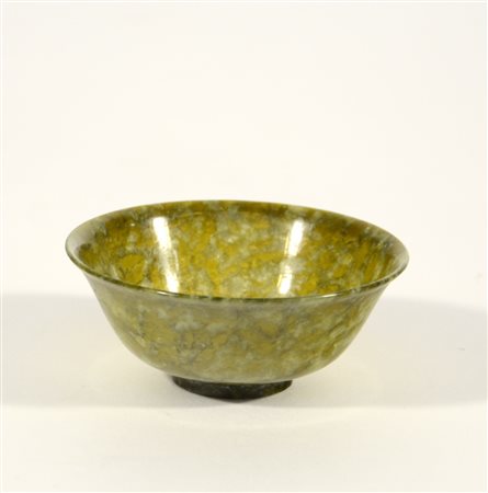Piccola ciotola in giada spinacia. Cina, sec. XX (d. cm 8 x h. cm 4)
