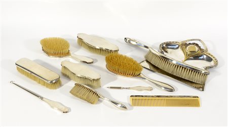 Lotto composto da undici oggetti da toeletta in argento e metallo argentato...
