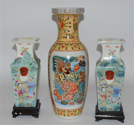 Lotto composto da un vaso a soggetto naturalistico e una coppia di vasi in...