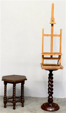 Lotto composto da un tavolino esagonale con colonnine tornite e un porta vaso...