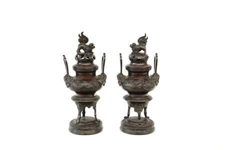 Manifattura giapponese, coppia di incensieri biansati in metallo brunito...