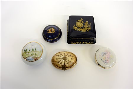 Lotto di cinque cofanetti di fatture e materiali differenti (difetti)