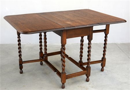 Tavolino a bandelle in legno di castagno con gambe tornite, sec. XX (cm...