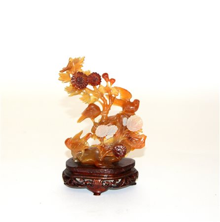 Scultura in agata corniola raffigurante uccelli su rami fioriti, Cina, sec....