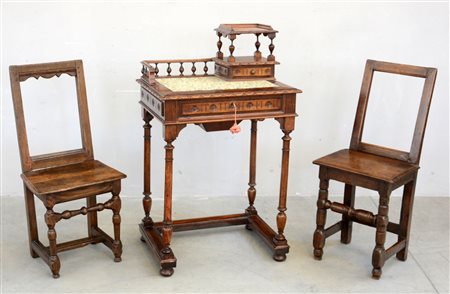 Tavolino da lavoro in noce con gambe tornite, cassetto e vano porta oggetti,...