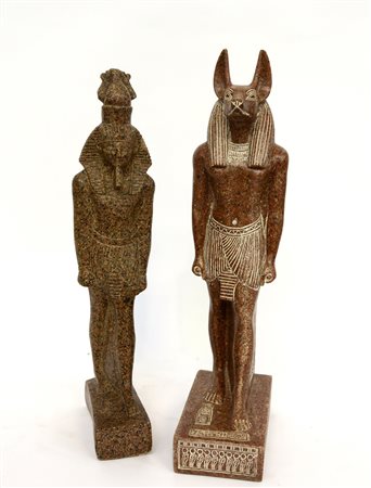 Lotto composto da due sculture in graniglia pressata raffiguranti figure...