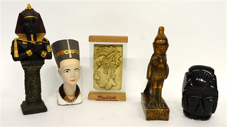 Cartone contenente sculture e souvenir raffiguranti figure dall'antico Egitto...
