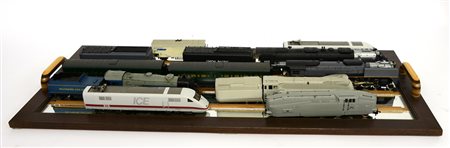 Teca contenente modellini di locomotori e carrozze, alcuni marcati Rivarossi...