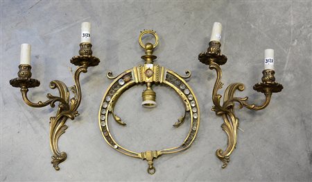 Lotto composto da una coppia di appliques a due luci e un lampadarietto in...