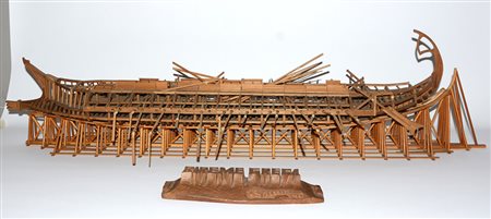 Modellino in legno di bireme greca (l cm 107) (difetti e mancanze)