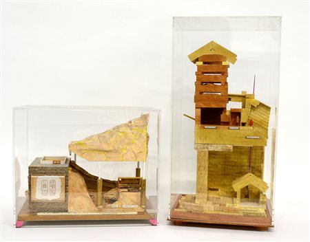 Lotto di due modellini in teca riproducenti le tombe dei faraoni d'Egitto (h...