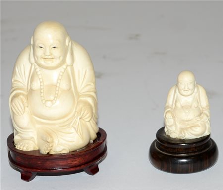 Lotto di due sculturine in avorio raffiguranti Budai, basi in legno, Cina,...