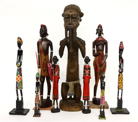 Lotto di nove sculture in legno dipinto di soggetto etnico (difetti)