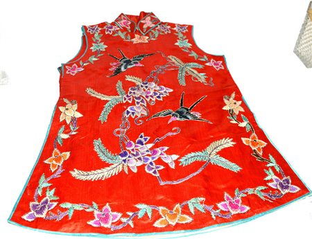 Gilet in seta ricamata con fiori e volatili su fondo rosso. Cina sec.XX...