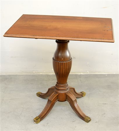 Tavolino di forma rettangolare con base a colonna terminante a quattro piedi...