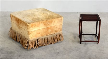 Lotto composto da un portavaso orientale e un pouf rivestito in velluto