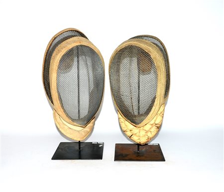 Lotto composto da due maschere da scherma su supporti in metallo (difetti)