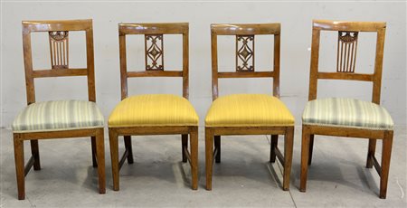 Lotto composto da due coppie di sedie con schienali squadrati. Sec. XIX