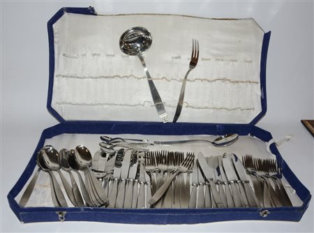 Lotto composto da due servizi di posate in metallo per dodici commensali in...